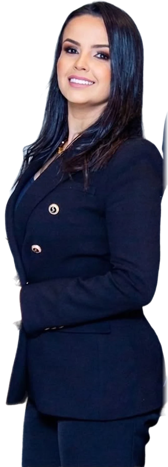 Glaucia Aguilar, de blazer preto com botões dourados, sorrindo